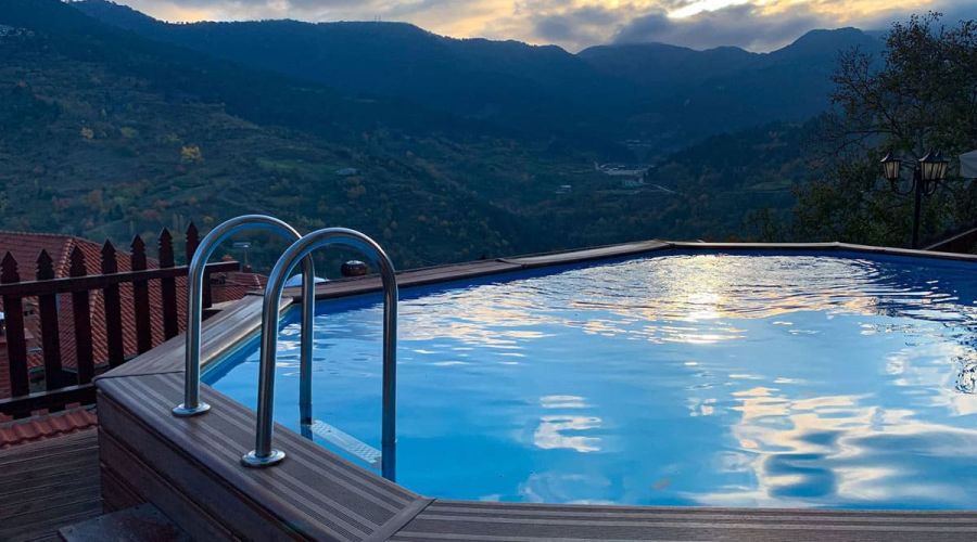 Infinity Pool am Hang mit Aussicht auf die Berge