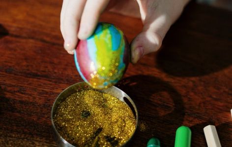 Ostereier dekorieren gestalten verzieren mit Goldstaub Deko