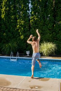 Sprung in den Pool