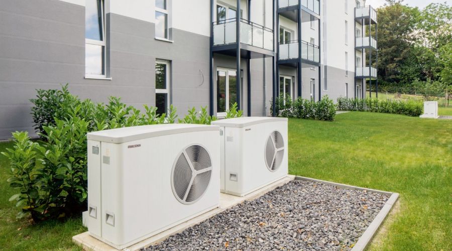 Wärmepumpen vor Mehrfamilienhaus