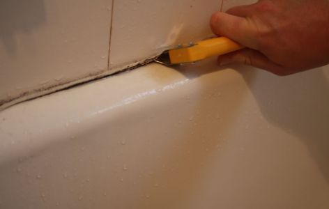 Fugen an Badewanne entfernen