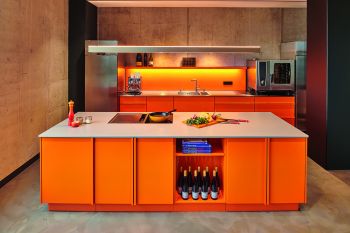 Orangefarbene Küche mit Kochinsel