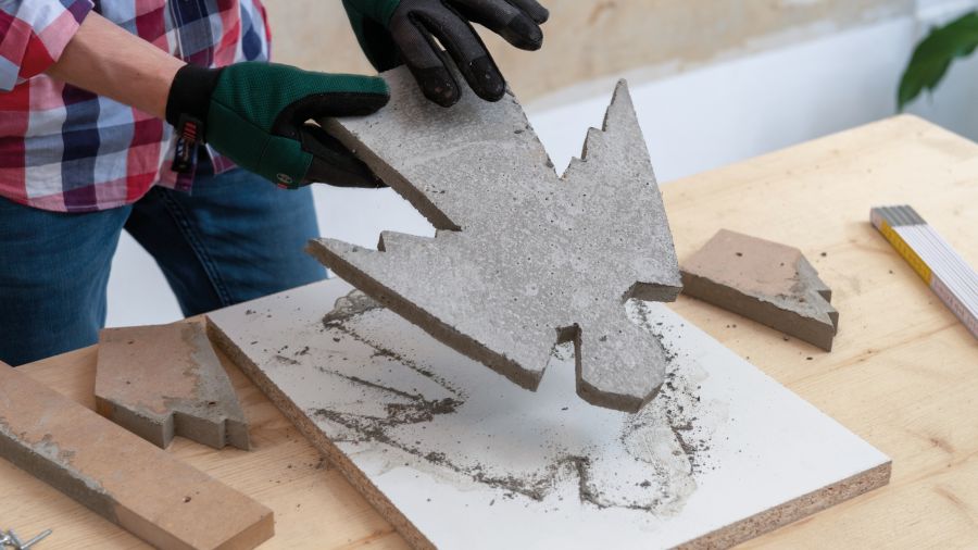 Fertiger Betonengel wird aus der Schalung entfernt