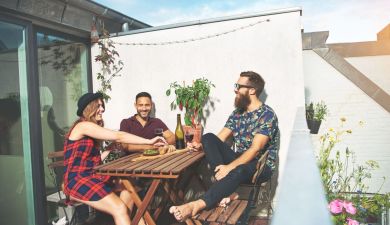 Freunde sitzen auf dem Balkon zusammen