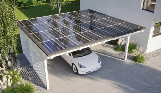 Elektroauto lädt im PV-bedeckten Carport