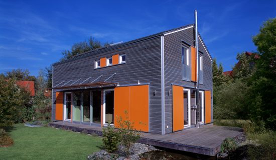 Holzhaus grau orange