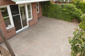 Gepflasterte Terrasse