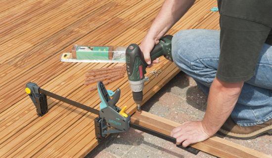 Lagerhölzer werden mit Terrassendielen verschraubt