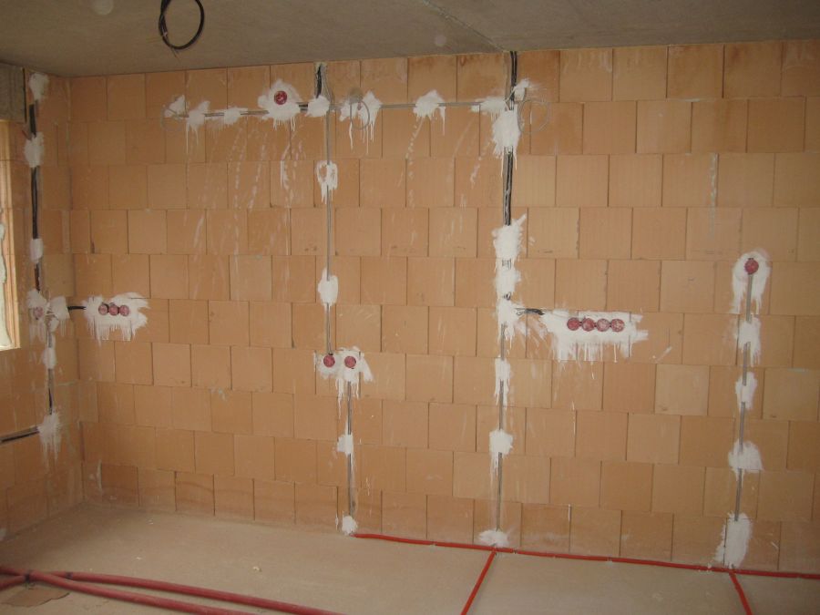 Das Bild zeigt eine Elektroinstallation im Rohbau: Die Stromleitungen sind nach einem einheitlichen Muster verlegt.