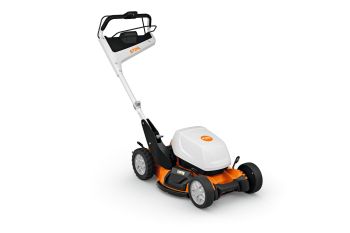 Das Bild zeigt einen modernen, orange-weißen Mulchmäher der Marke Stihl, der auf einem reinweißen Hintergrund präsentiert wird. Die helle Beleuchtung und die klaren Linien unterstreichen das saubere Design und vermitteln einen Eindruck von Effizienz und B