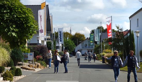 Musterhausausstellungen gibt es in ganz Deutschland. Hier können Sie Traumhäuser sämtlicher führender Fertighaus-Hersteller anschauen.