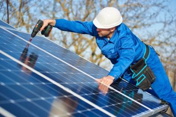 Photovoltaikmodule für die hohe Einspeisevergütung werden installiert