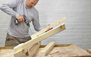 Das Gestell wird zusammengeschraubt