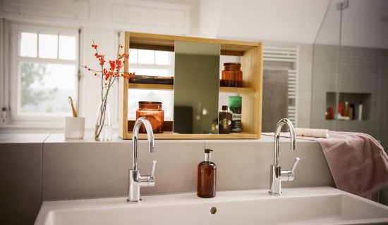 Badezimmermöbel mit Spiegel steht über dem Wasachbecken