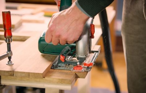 Das Material wird mit der Handkreissäge zugeschnitten