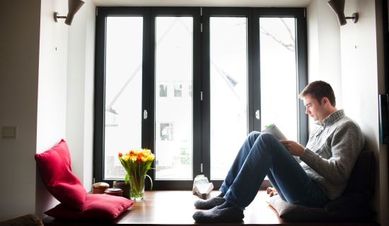 Mann sitzt am Fenster