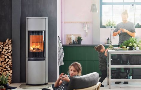 Kamin im Wohnraum, mit Familie