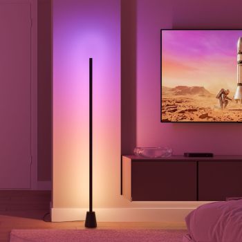 Wohnzimmer mit indirekter farbiger LED-Beleuchtung an der Wand