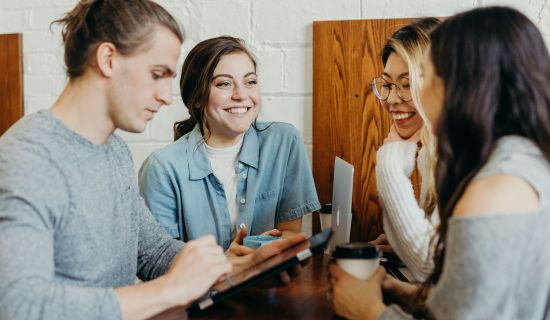 Studenten unterhalten sich
