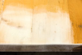 Wasserflecken auf lackiertem Holztisch abschleifen