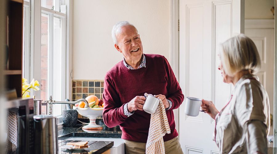 Altes Ehepaar in Wohnung