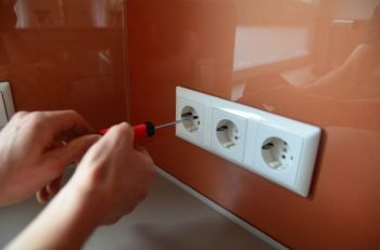 Steckdosen abmontieren von Küchenrückwand