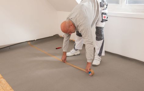 Ausgleichen von Gefälle beim Bodenaufbau