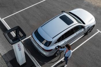 E-Mercedes lädt an HPC-Charger