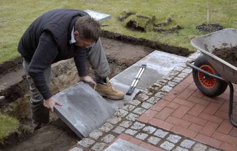 Fundament für kleiner teich selber bauen miniteich anlegen im garten