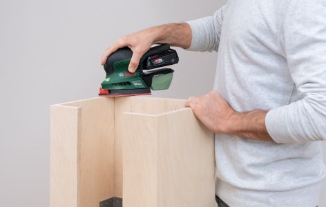 Das Schleifen der Oberfläche des Möbels