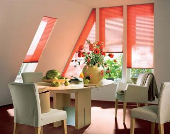 Rote Plissees im Esszimmer