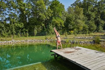 Naturpool mit grünem Poolwasser