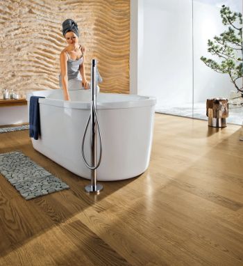 Badewanne auf Parkettboden