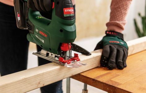 Stichsäge schneidet in Holz.
