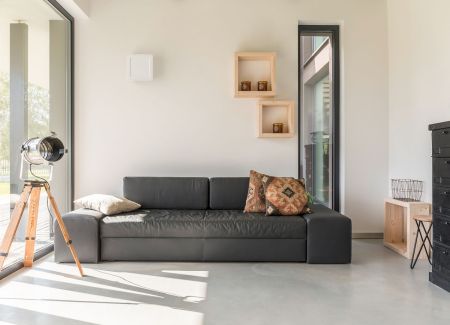 Wohnzimmer mit einem Wandlüfter an der Wand hinter dem Sofa