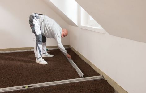Schüttung als Ausgleichsmasse bei Bodenaufbau Holzbalkendecke