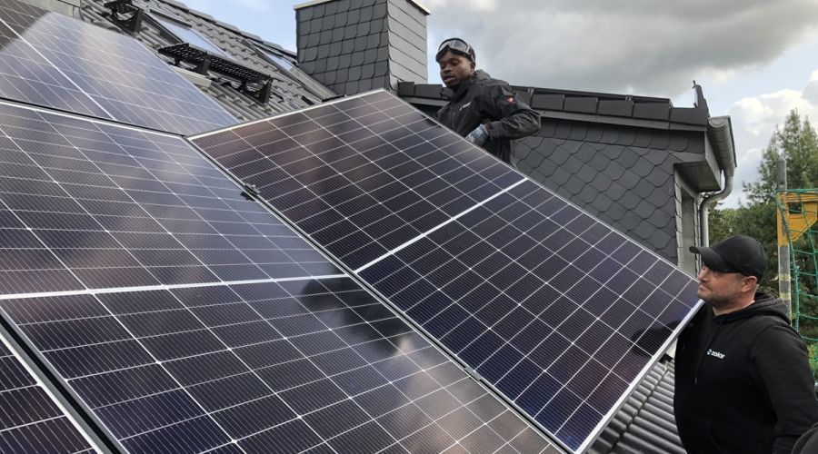 PV-Monteure hieven die PV-Anlage aufs Dach.
