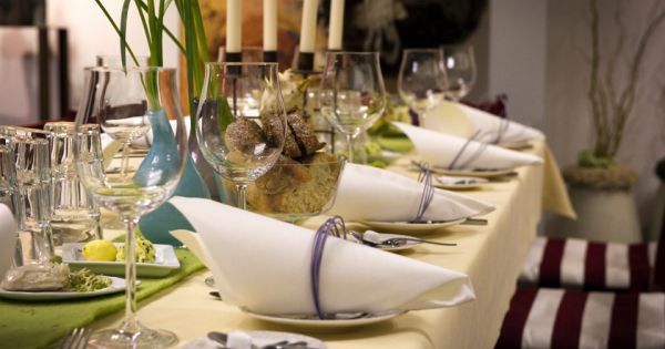 Den Tisch richtig decken − für die perfekte Festtafel