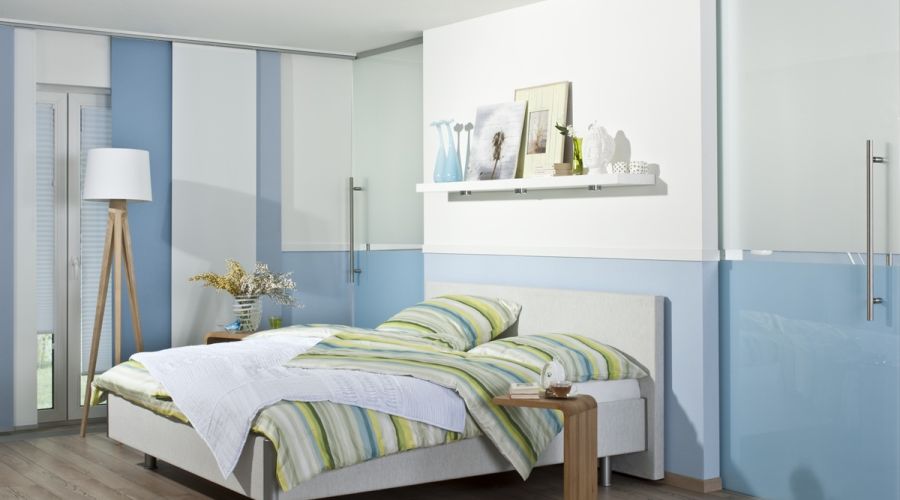 Trennwand mit Schiebetüren im Schlafzimmer