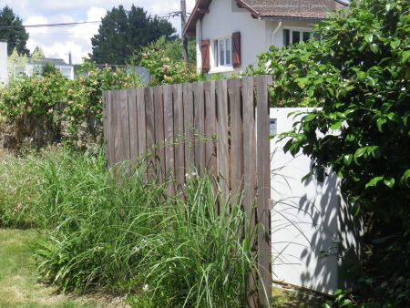 Wärmepumpen-Palisade im Garten