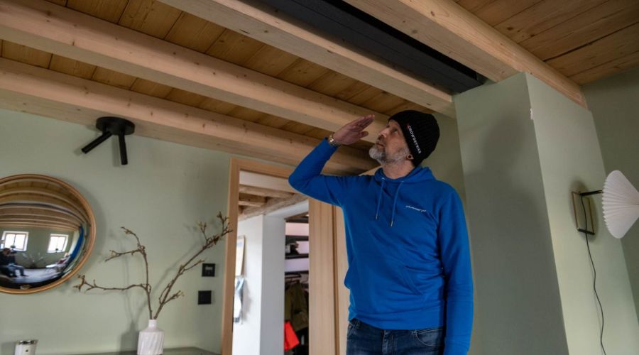 Mann blickt an die niedrige Decke