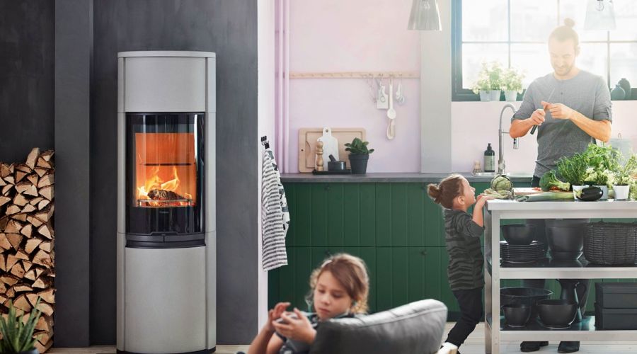 Kamin im Wohnraum, mit Familie