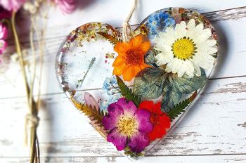 blumen in kunstharz harz expoxidharz epoxid acryl geschenk idee valentinstag muttertag