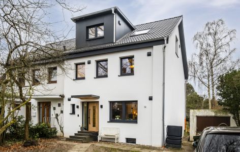 Frisch saniertes Haus mit neuem Dach, neuer Fassade, neuen Fenstern und Türen