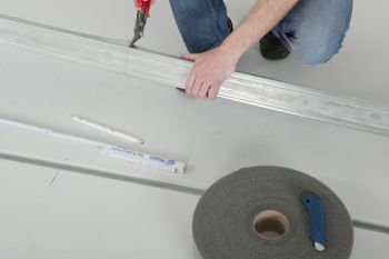 Mann sägt Metallprofile zu