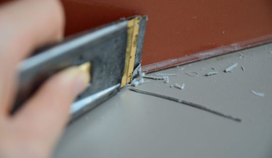 Alte Silikonreste entfernen