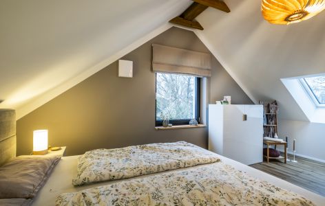 Renoviertes Schlafzimmer im Dachgeschoss