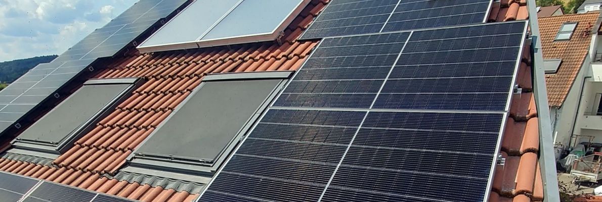 Drohnenaufnahme eines Hausdaches mit Solar