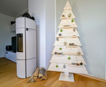 Geschmückter Holz-Weihnachtsbaum