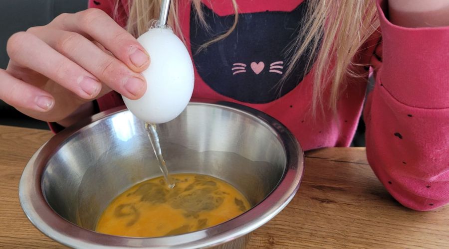 ostereier auspusten trick ausblasen mit strohhalm